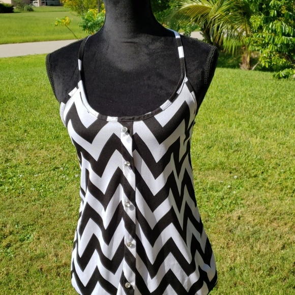 Cute black and white button shirt - Picture 2 of 6